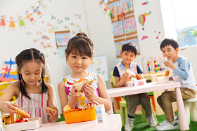 幼儿园小朋友用餐图片