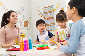 幼儿园老师和小朋友们图片