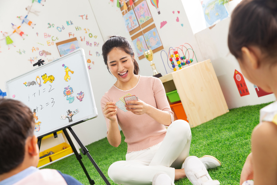 幼儿园老师和小朋友们照片