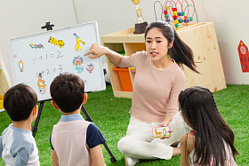 幼儿园老师和小朋友们图片