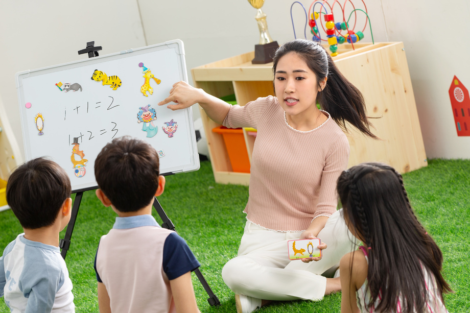 幼儿园老师和小朋友们图片