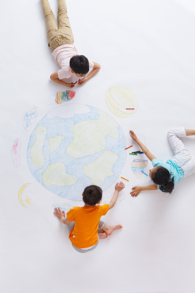 幼儿园小朋友们画画照片