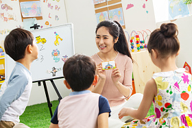 幼儿园老师和小朋友们图片