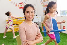 幼儿园老师和小朋友们