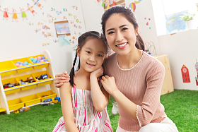 幼儿园老师和小朋友