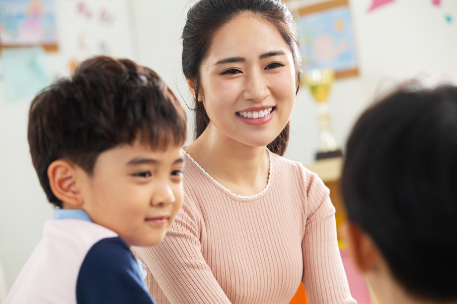 幼儿园老师和小朋友们照片