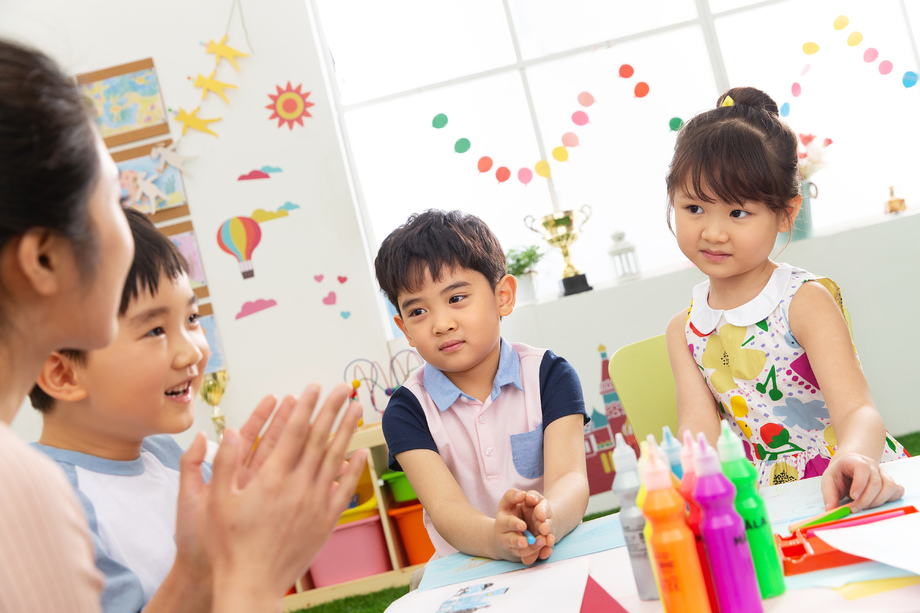 幼儿园老师和小朋友们照片