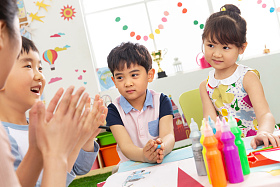 幼儿园老师和小朋友们图片