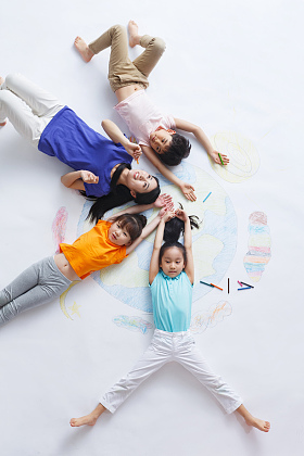 幼儿园老师带着小朋友们玩耍图片