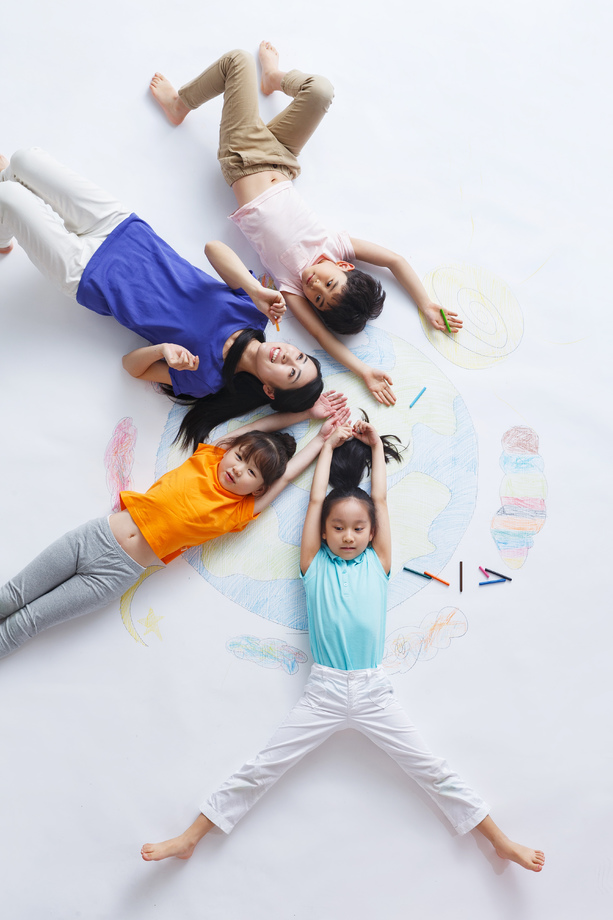幼儿园老师带着小朋友们玩耍图片