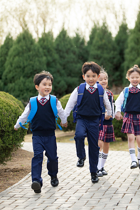 快乐的小学生照片
