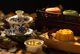 月饼与中式茶杯图片