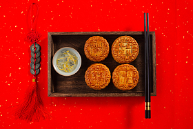 月饼摆放在托盘