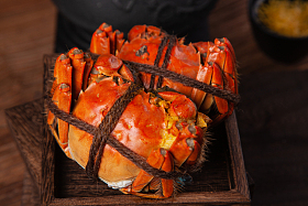 蒸好的螃蟹放在盘子里照片