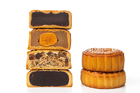 切开的月饼照片