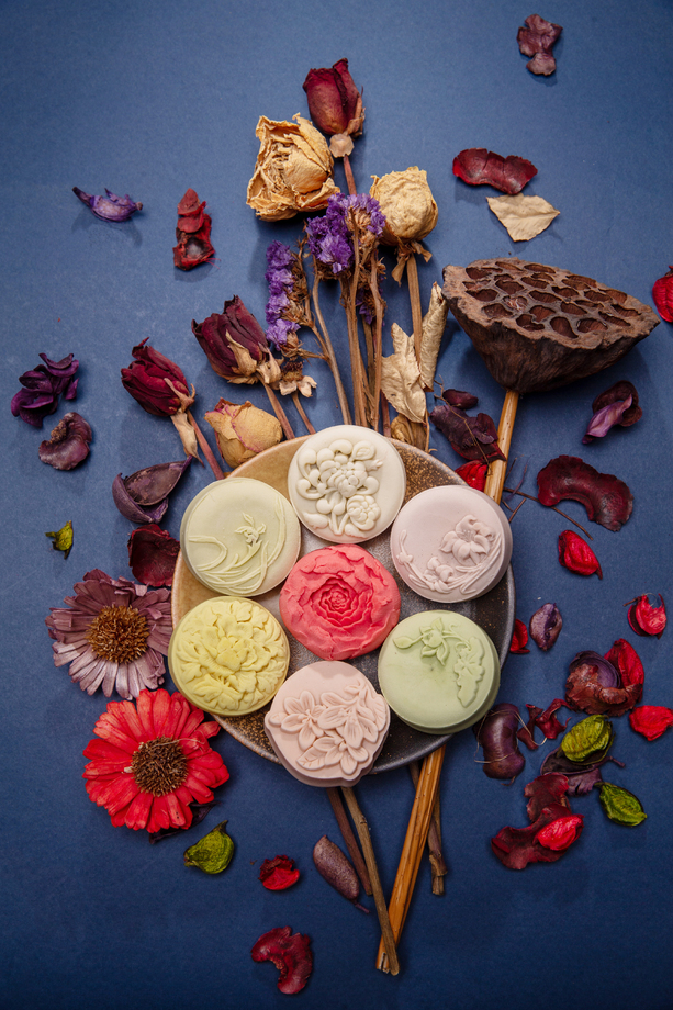 月饼与干花特写图片 月饼与干花特写图片