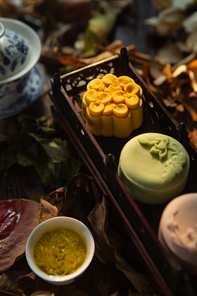 月饼与中式茶杯图片