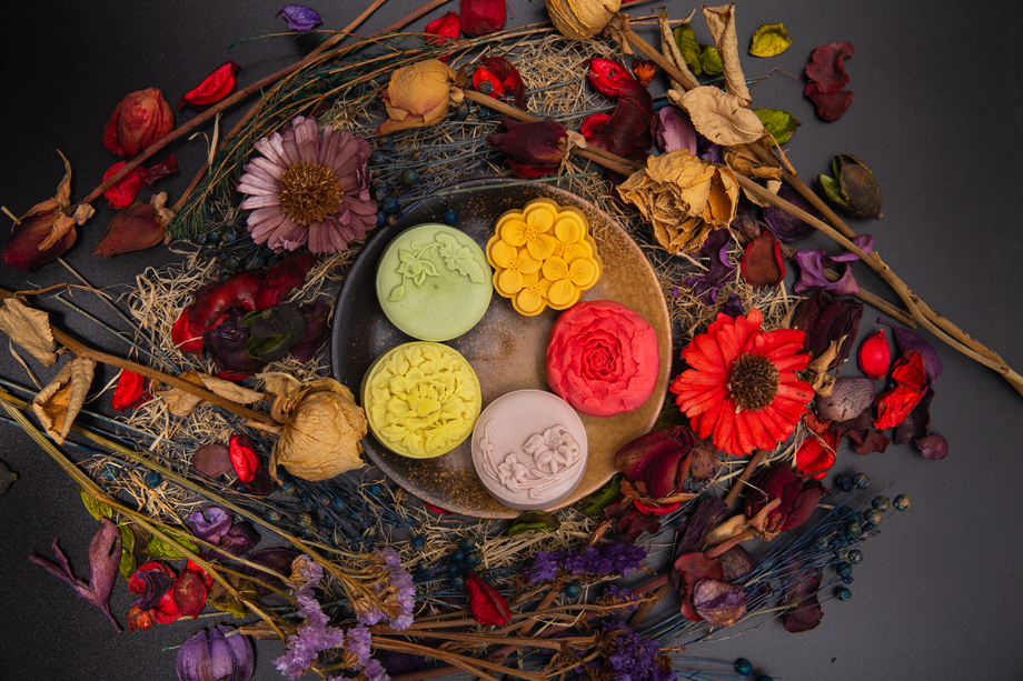 月饼与干花特写图片 月饼与干花特写图片