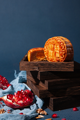 中秋节赏月吃月饼图片