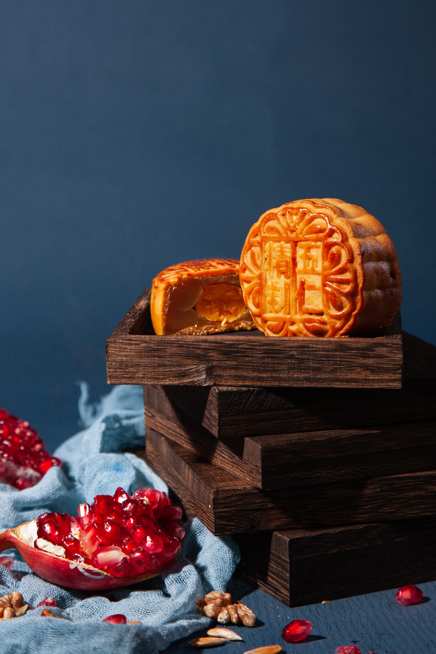 中秋节赏月吃月饼图片 中秋节赏月吃月饼图片