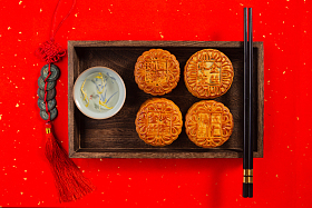 月饼摆放在托盘里图片