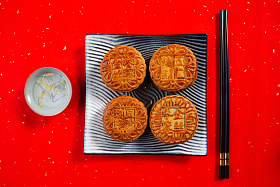 月饼摆放在托盘