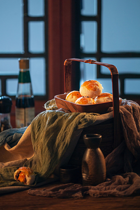 厨房里摆放整齐的蛋黄酥图片