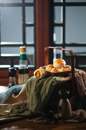 厨房里摆放整齐的蛋黄酥