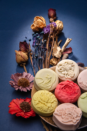 月饼与干花特写图片