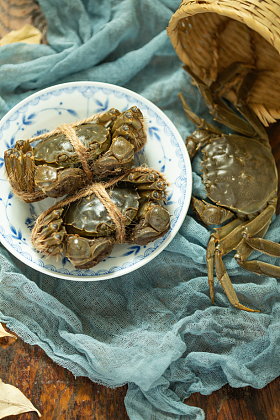 螃蟹放在盘子里照片