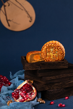 中秋节赏月吃月饼图片