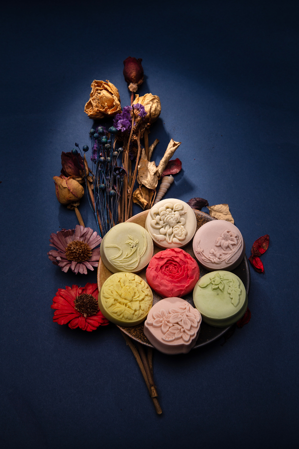 月饼与干花特写图片