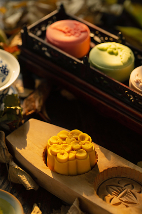 月饼与中式茶杯照片