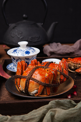 蒸好的螃蟹放在托盘