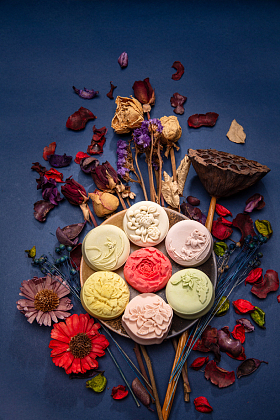 月饼与干花特写图片