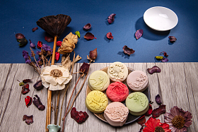 月饼与干花特写图片