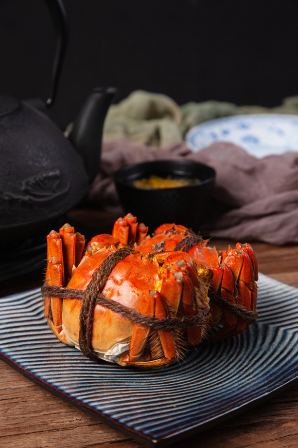 蒸好的螃蟹放在盘子里图片 蒸好的螃蟹放在盘子里图片