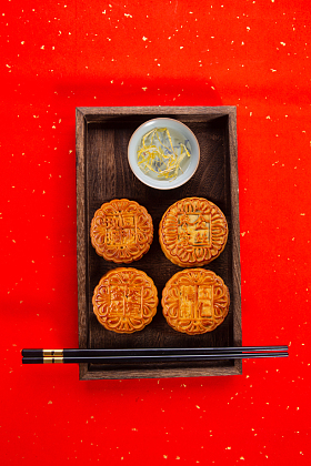 月饼摆放在托盘里图片