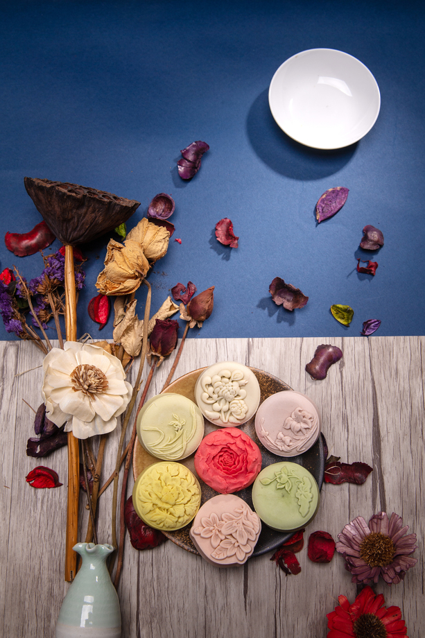 月饼与干花特写图片 月饼与干花特写图片