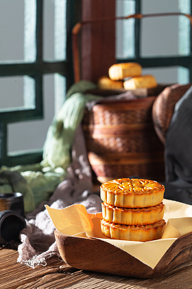 中秋节老式月饼特写图片