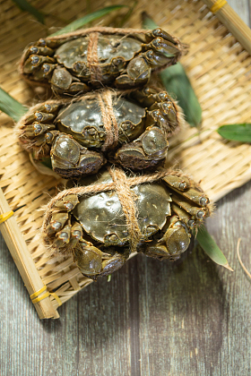 螃蟹放在簸箕里图片