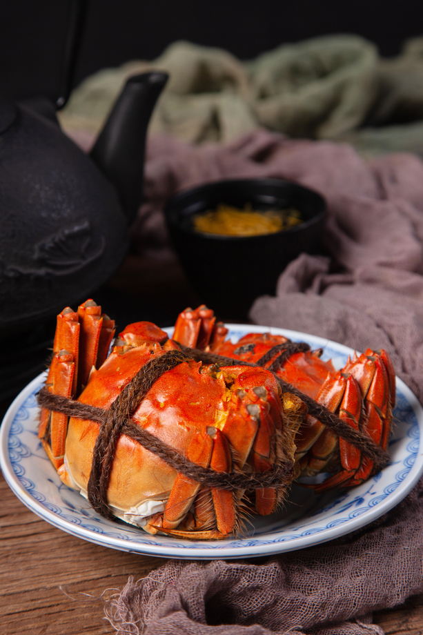 蒸好的螃蟹放在盘子里图片 蒸好的螃蟹放在盘子里图片