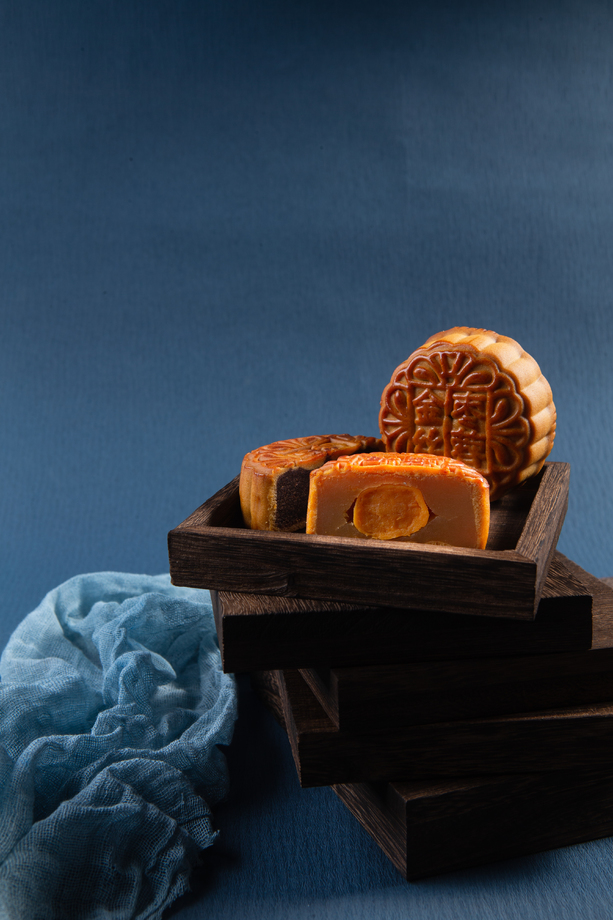 中秋节赏月吃月饼图片 中秋节赏月吃月饼图片