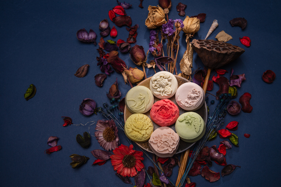月饼与干花特写图片 月饼与干花特写图片