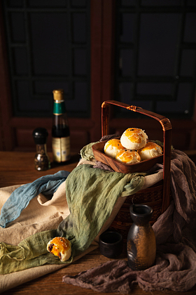 厨房里摆放整齐的蛋黄酥图片