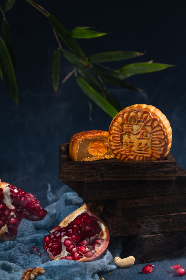 中秋节赏月吃月饼照片 中秋节赏月吃月饼照片