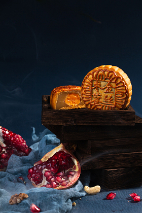 中秋节赏月吃月饼图片