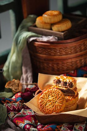 中秋节老式月饼特写图片