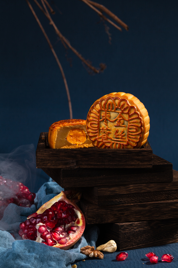 中秋节赏月吃月饼图片 中秋节赏月吃月饼图片