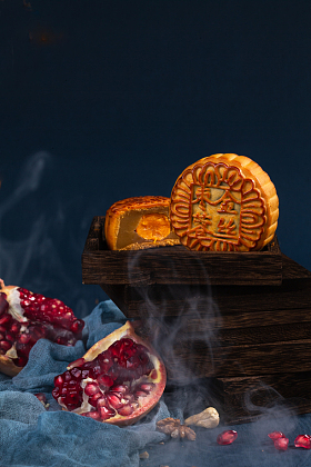 中秋节赏月吃月饼图片